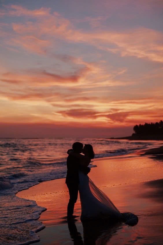 Ngày Đính Hôn Chồng Tôi Còn Bận Dỗ Dành Tiểu Thanh Mai