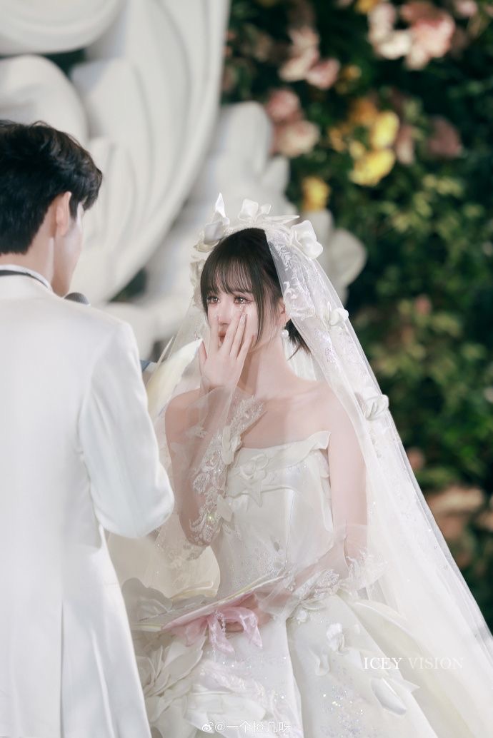 SỰ GIẢ DỐI CỦA TÌNH YÊU