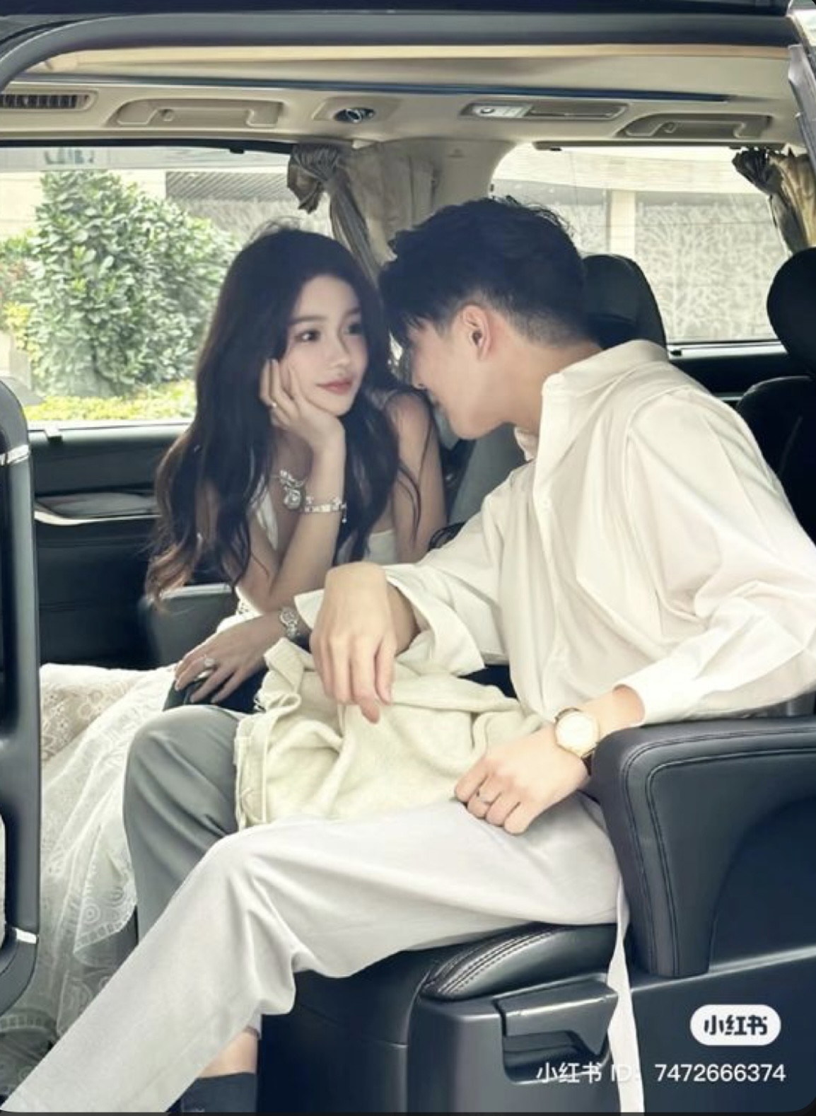 NGOẠI TÌNH CÔNG KHAI