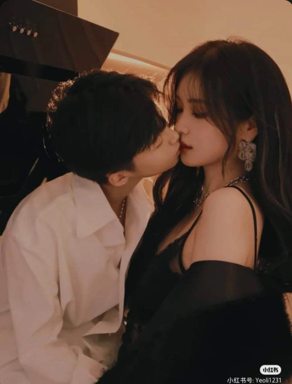 TÌNH YÊU DẤU DƯỚI LỚP BẠC