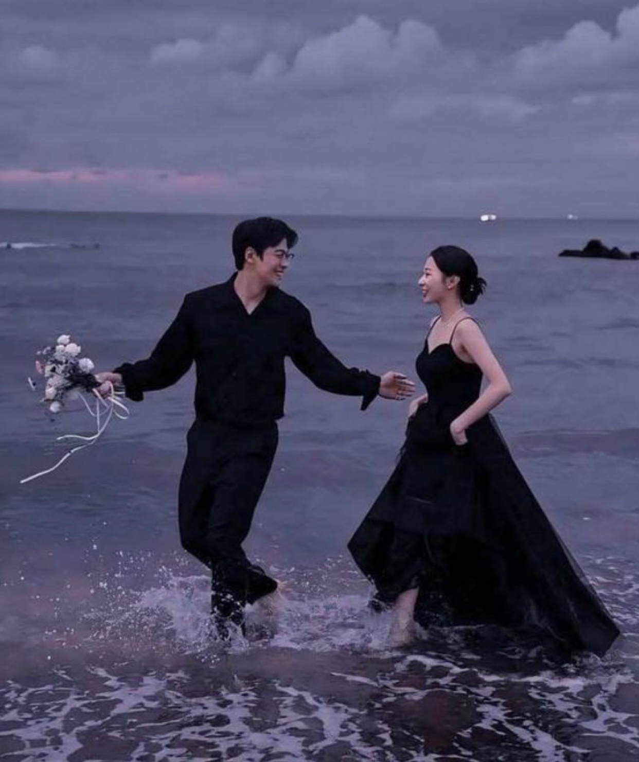 NGƯỜI TÌNH BÓNG TỐI