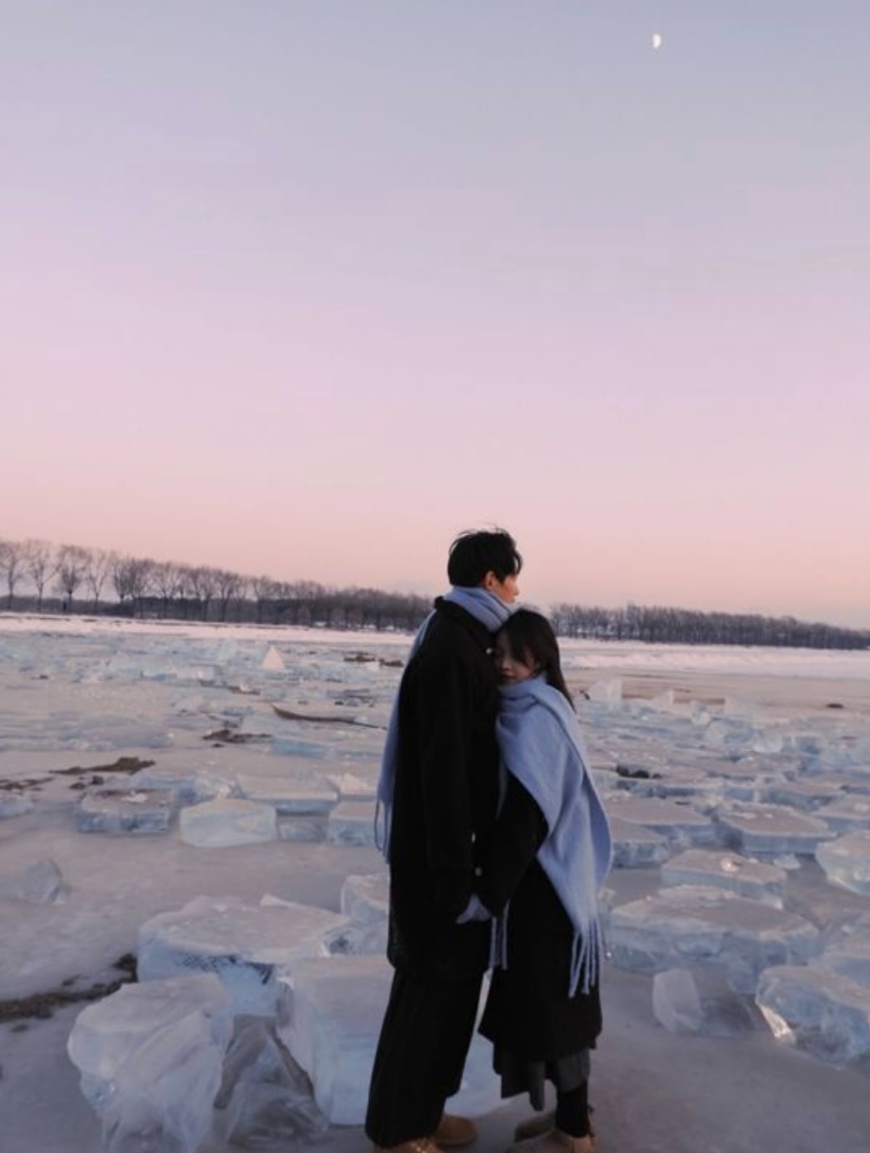 BÊN ANH KHÔNG CẦN SUY NGHĨ