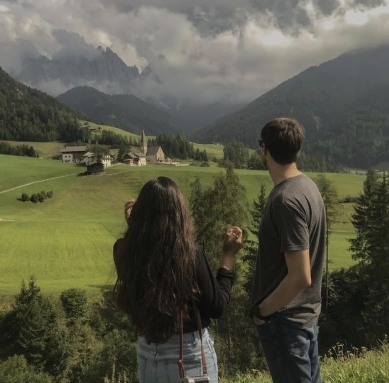 CHÂN ÁI CỦA EM CON Ở PHÍA TRƯỚC