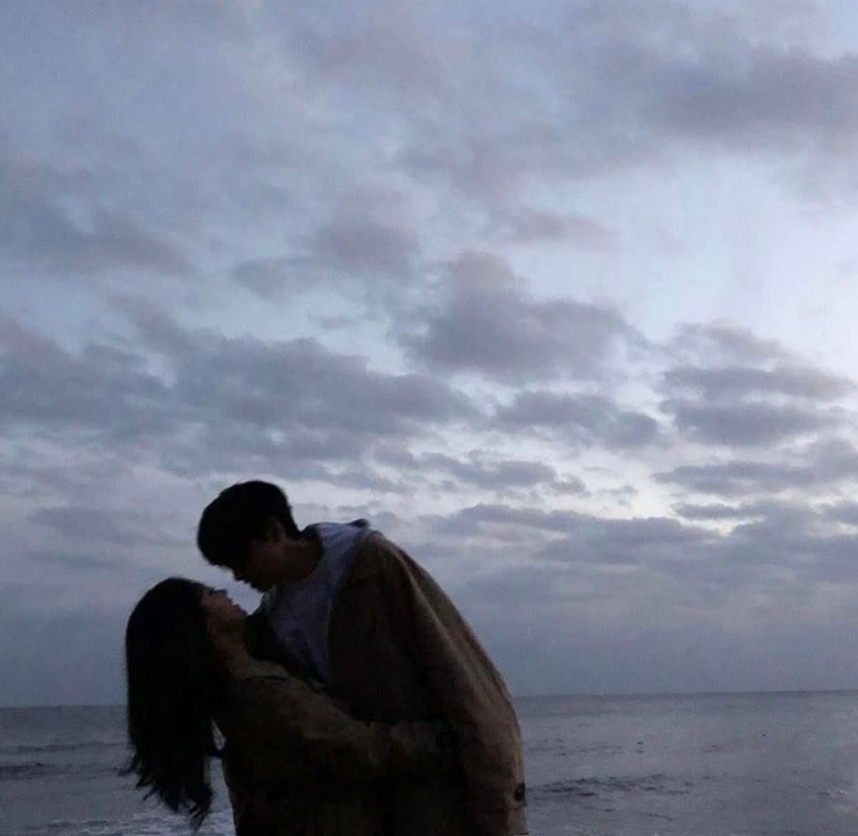 CHỒNG VÀ MỐI TÌNH ĐẦU THƯỜNG XUYÊN QUA LẠI