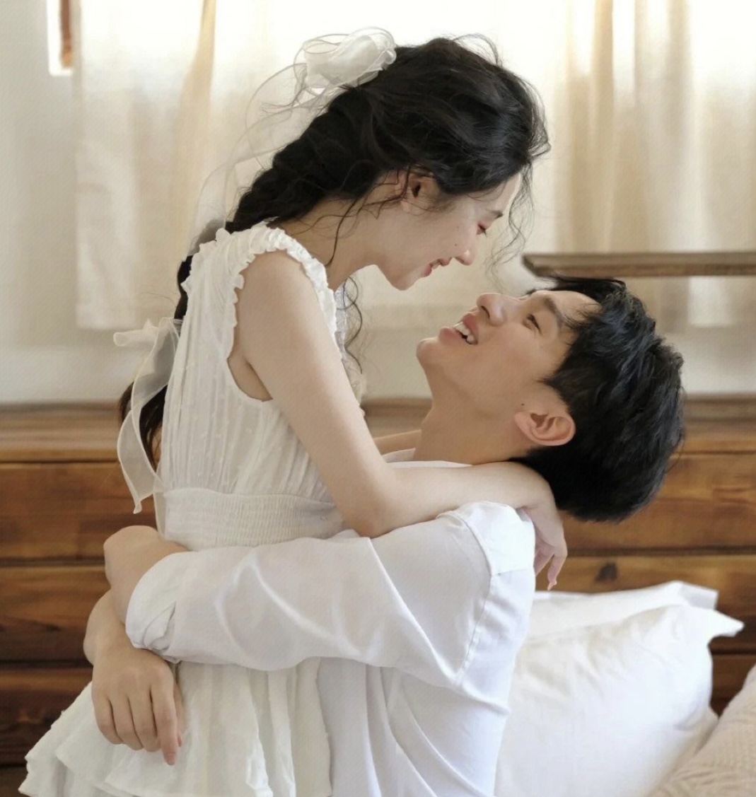 LÉN ĐỌC TIỂU THUYẾT BỊ SẾP BẮT GẶP