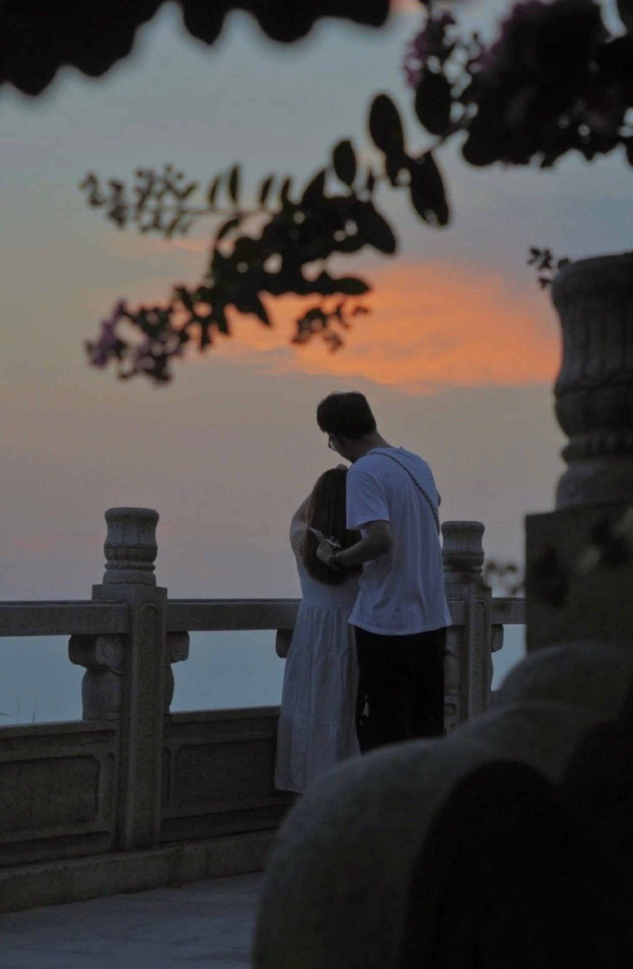 VỊ HÔN PHU GIẢ MẤT TRÍ NHỚ ĐỂ Ở BÊN EM HỌ