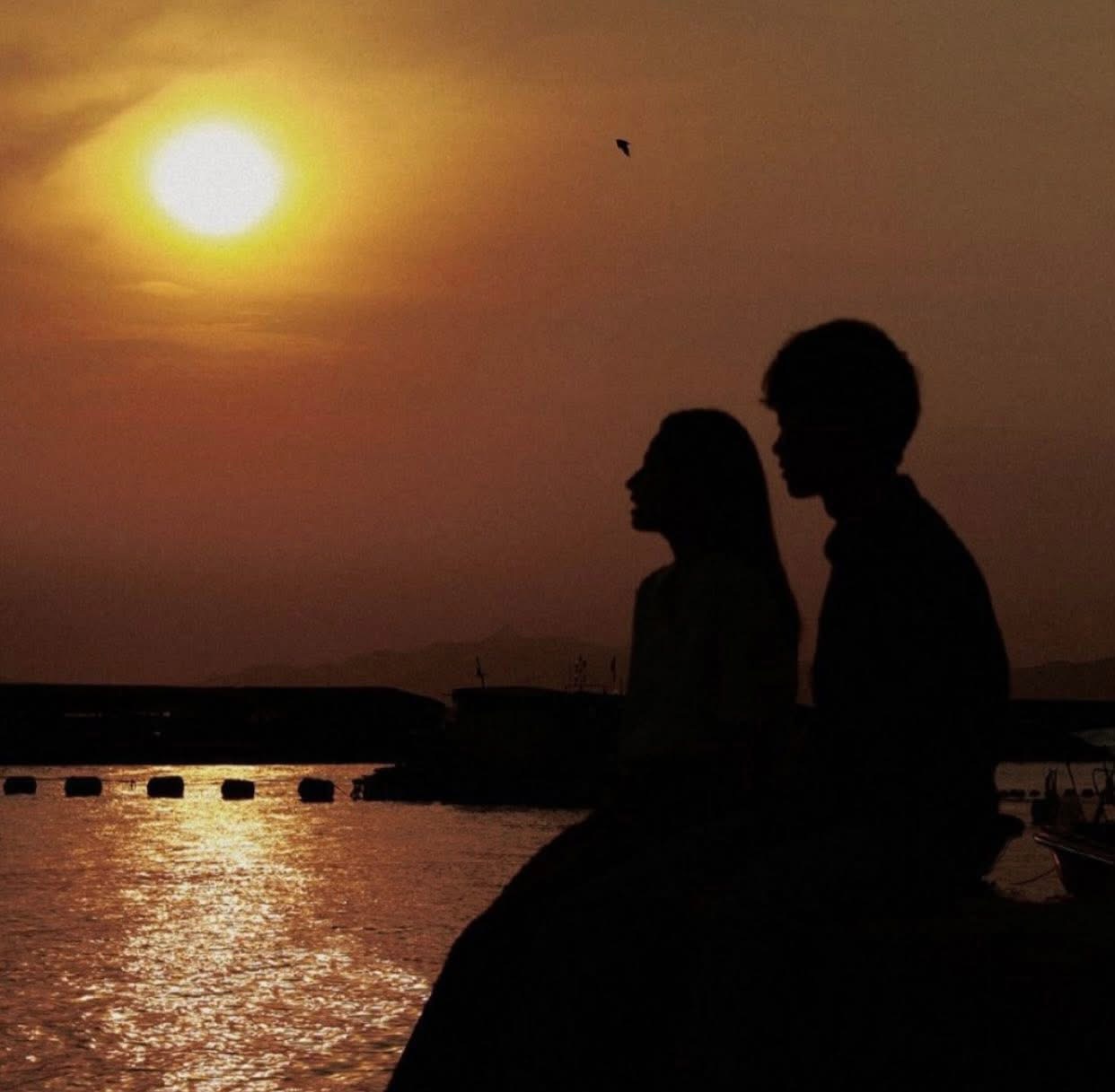 CHỒNG DÁN DÍU VỚI THƯ KÝ TRONG VĂN PHÒNG