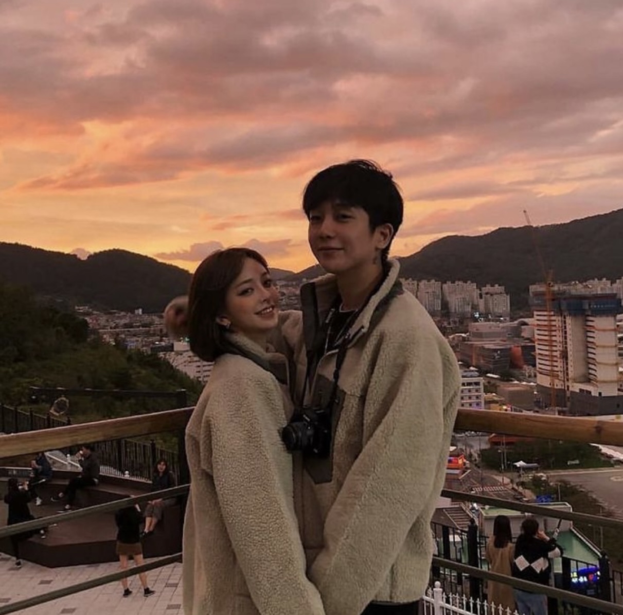 MỐI TÌNH GIẢ VỚI THIẾU GIA MÙ THÀNH THẬT