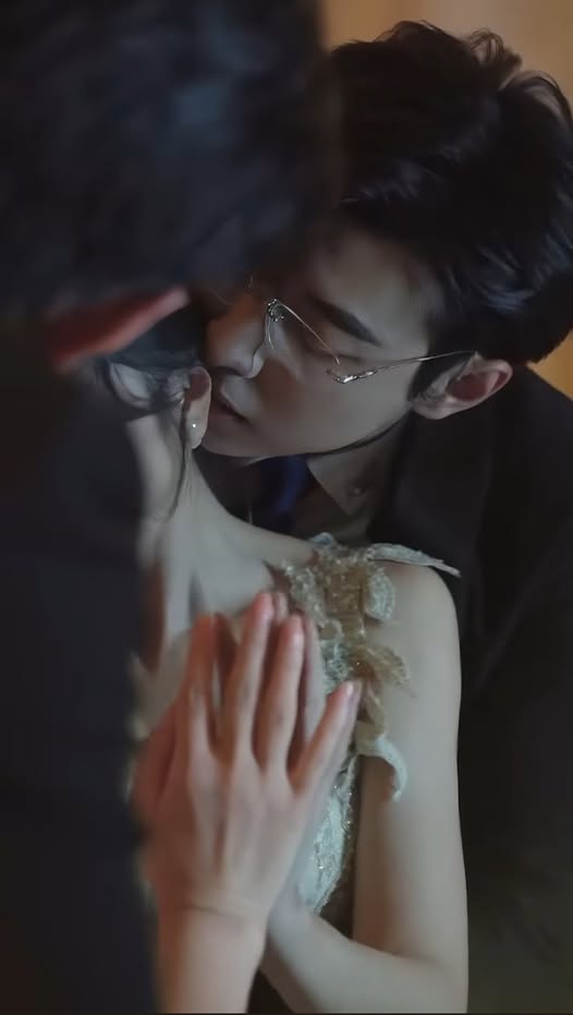 Chim Hoàng Yến Trong Lồng Sói