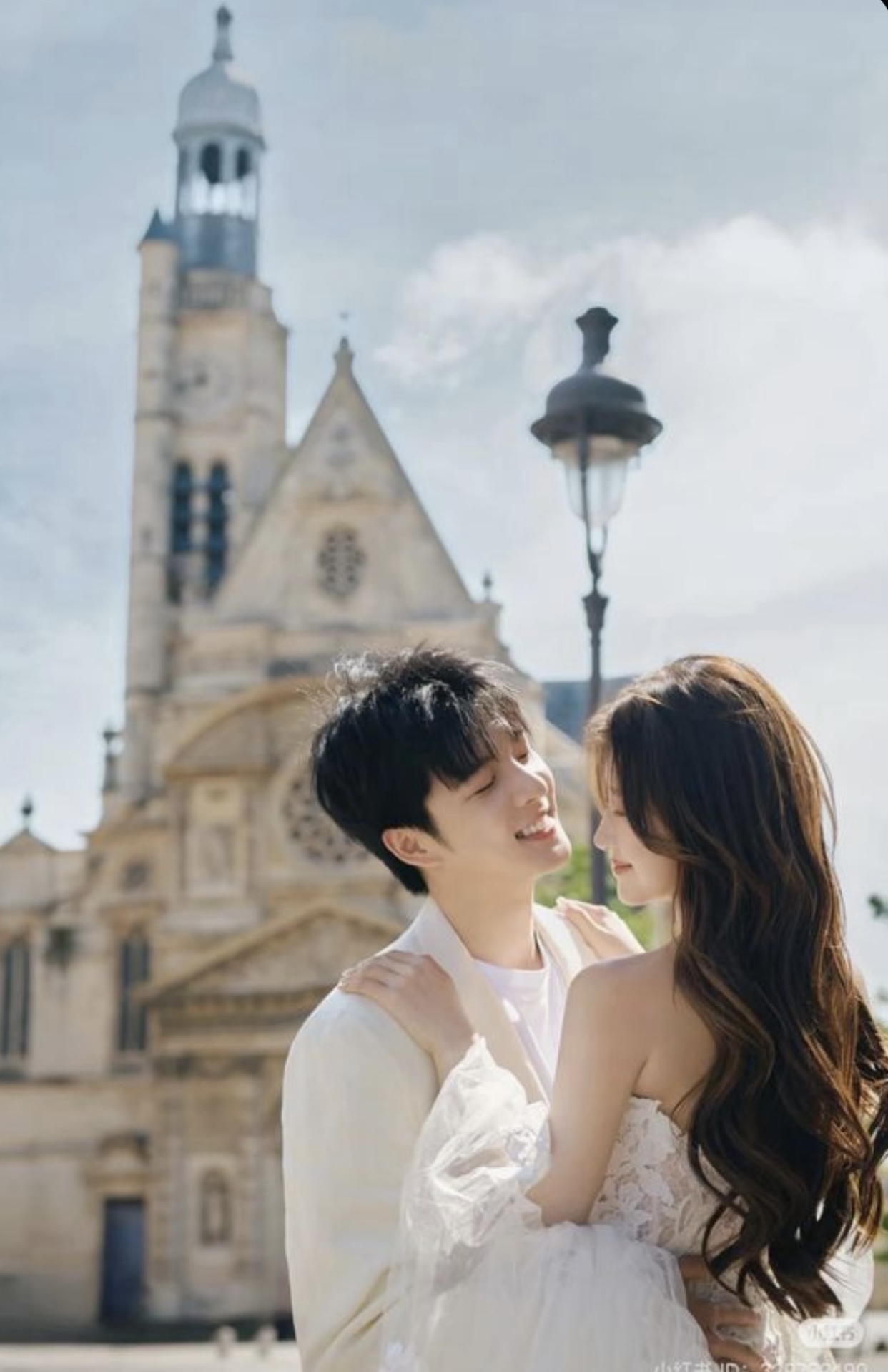 CHIA TAY TRONG ÊM ĐẸP