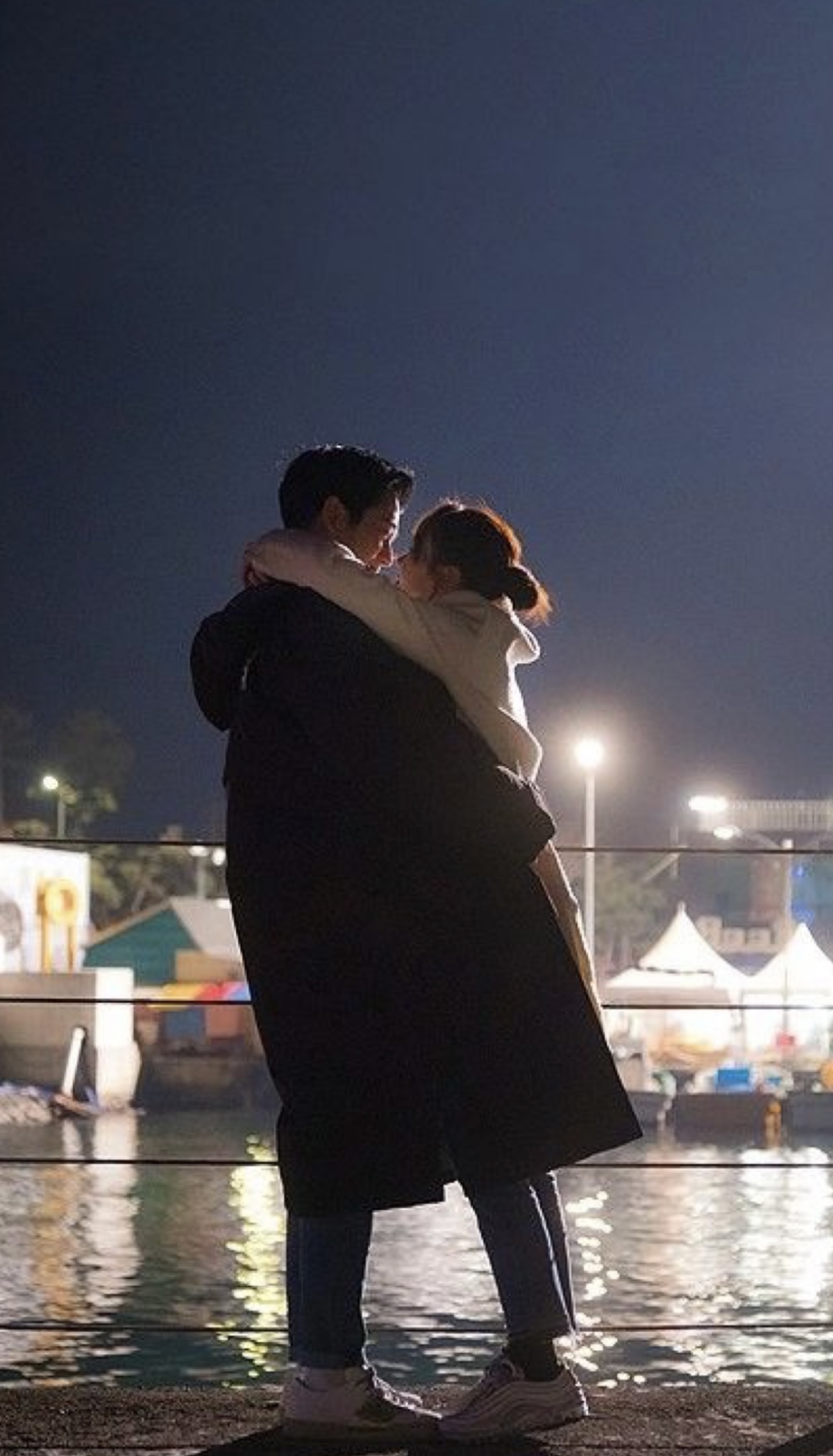 CHỒNG LUÔN DỮ ẢNH CỦA MỐI TÌNH ĐẦU