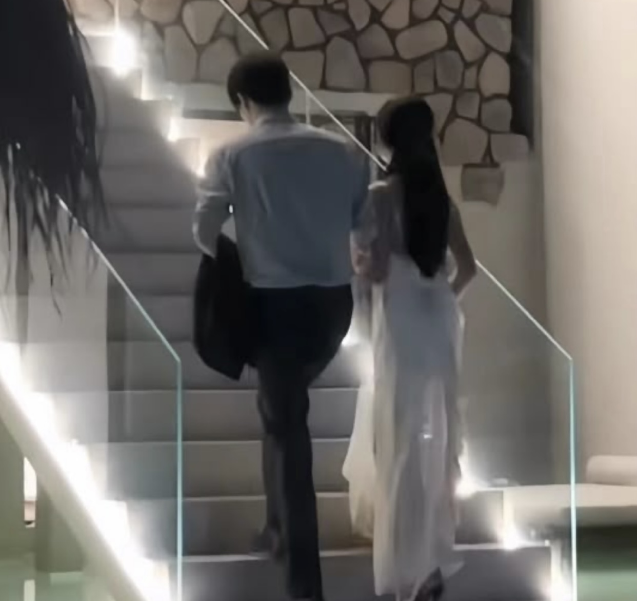 CHỒNG TÔI PHÁ SẢN SAU KHI ĐỂ TRỢ LÝ DẪM ĐẠP LÊN TÔI