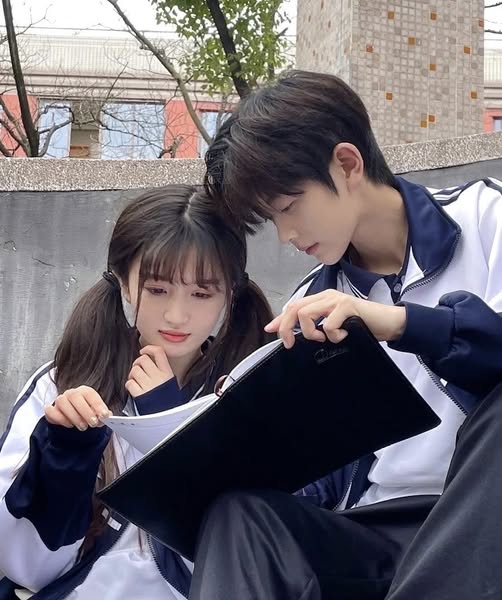 Bạn Cùng Bàn Lạnh Lùng Của Tôi