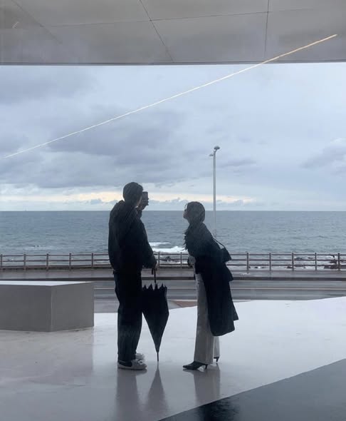 Ba Năm Làm Vợ Trong Bóng Tối