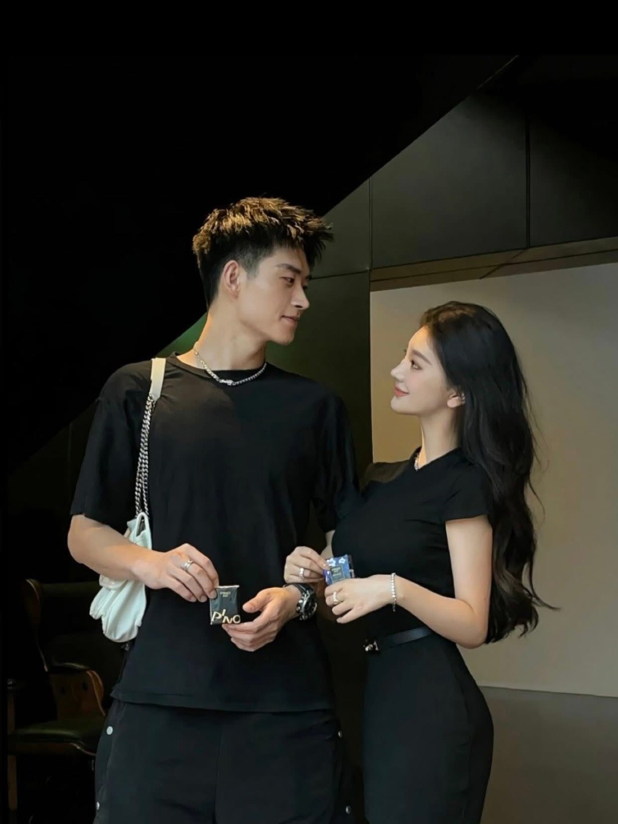 BẠN TRAI LÀ NGƯỜI XUYÊN SÁCH