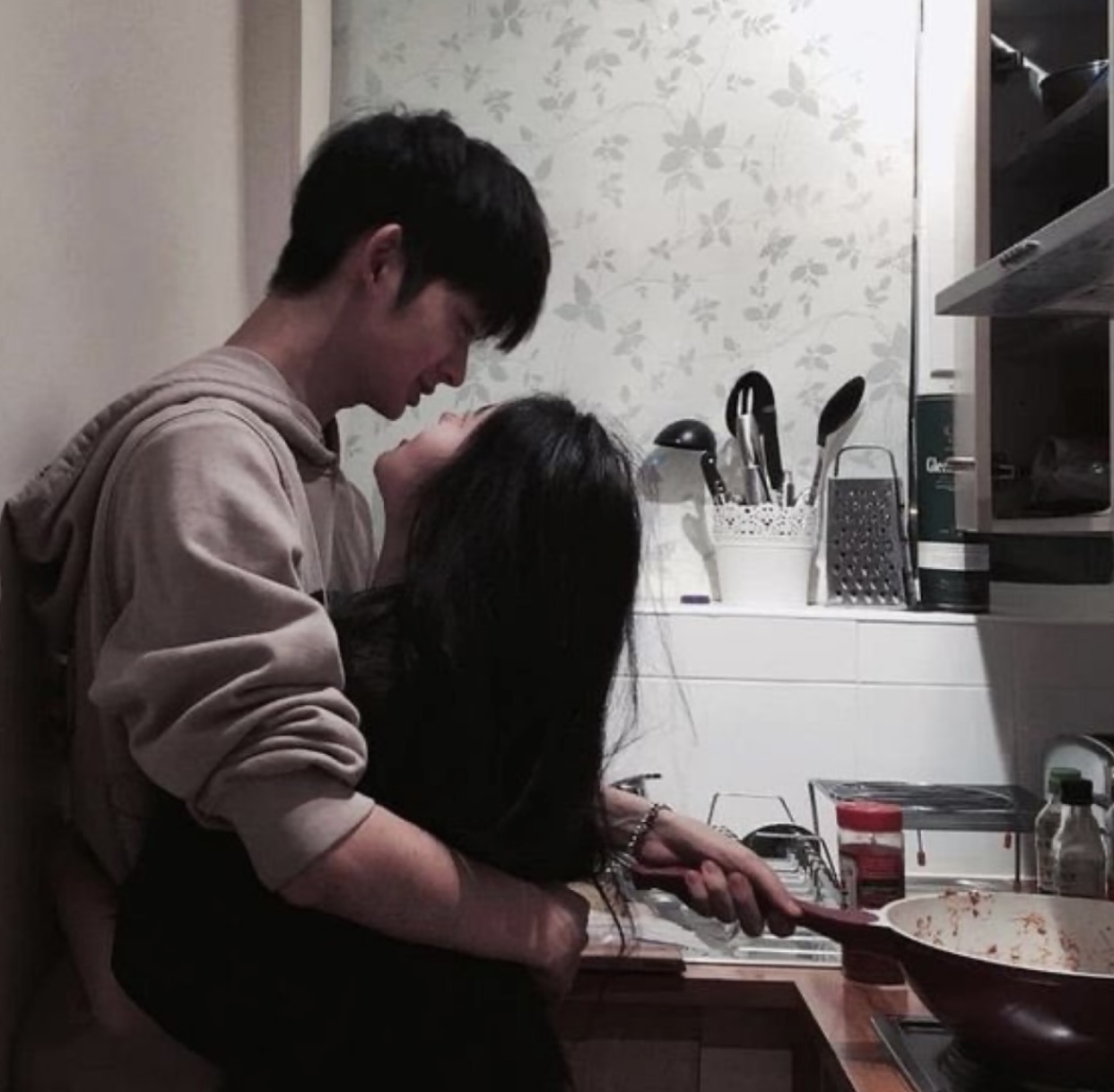 CHỒNG TÔI LUÔN TẮT ĐIỆN THOẠI VÀO 1 GIỜ CỐ ĐỊNH